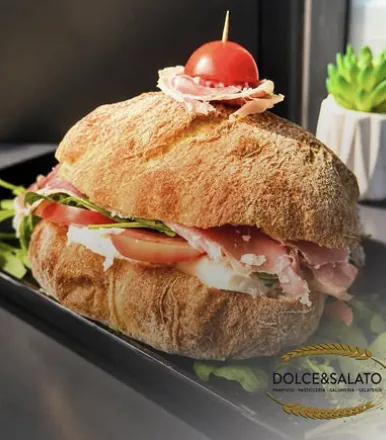 Panino con prosciutto e mozzarella a Mascalucia